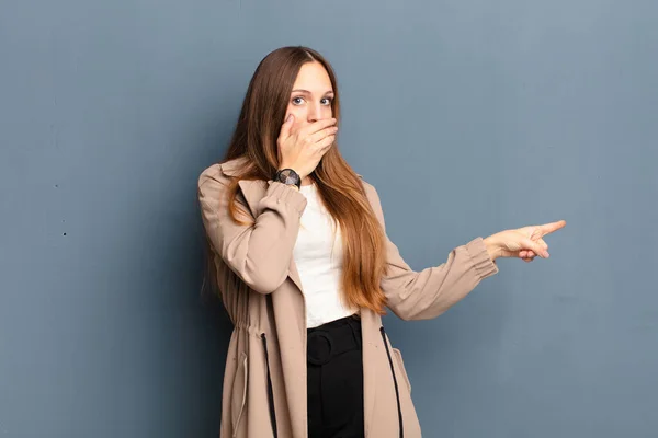 Giovane Bella Donna Sentirsi Felice Scioccato Sorpreso Coprendo Bocca Con — Foto Stock