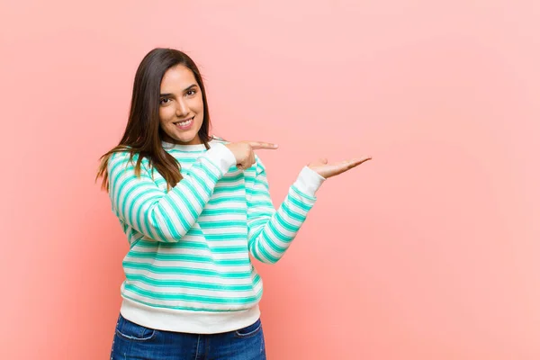 Jovem Mulher Hispânica Bonita Sorrindo Alegremente Apontando Para Copiar Espaço — Fotografia de Stock