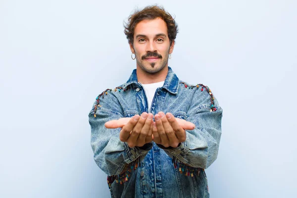 Joven Hombre Guapo Sonriendo Felizmente Con Mirada Amistosa Segura Positiva — Foto de Stock