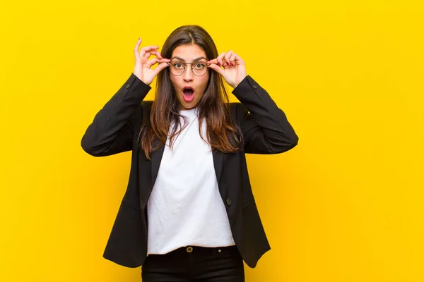 Joven Bonita Mujer Sintiéndose Sorprendido Sorprendido Sorprendido Sosteniendo Gafas Con — Foto de Stock