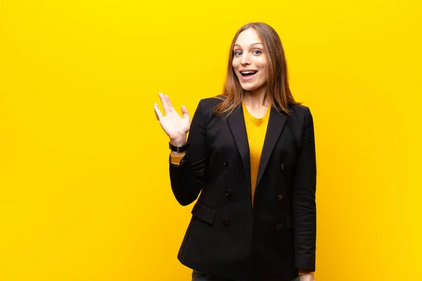 Νεαρή Όμορφη Επιχειρηματίας Αισθάνεται Ευτυχισμένη Έκπληκτη Και Χαρούμενη Χαμογελαστή Θετική — Φωτογραφία Αρχείου