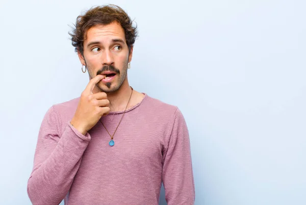 Jovem Homem Bonito Com Olhar Surpreso Nervoso Preocupado Assustado Olhando — Fotografia de Stock