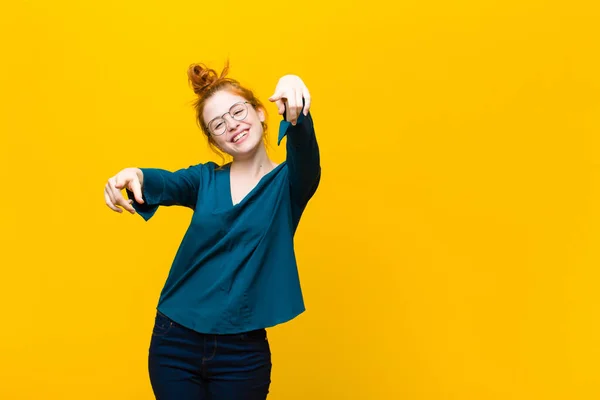 Genç Kızıl Saçlı Kadın Mutlu Kendinden Emin Kamerayı Iki Eliyle — Stok fotoğraf