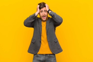  Eller başa, ağızları açık, son derece şanslı, şaşırmış, heyecanlı ve mutlu hissediyorlar.