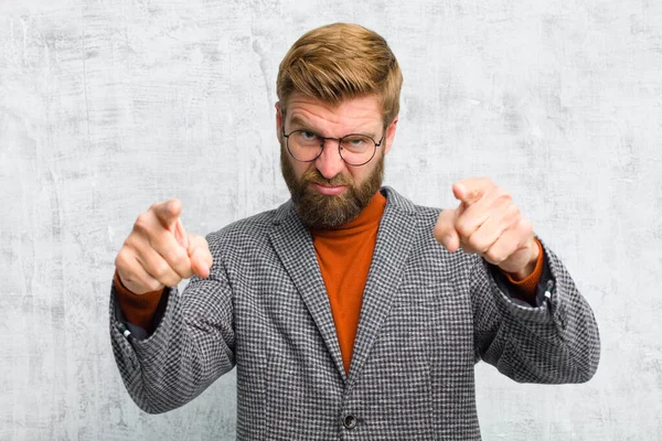 Pekande Framåt Framför Kameran Med Båda Fingrarna Och Arga Uttryck — Stockfoto