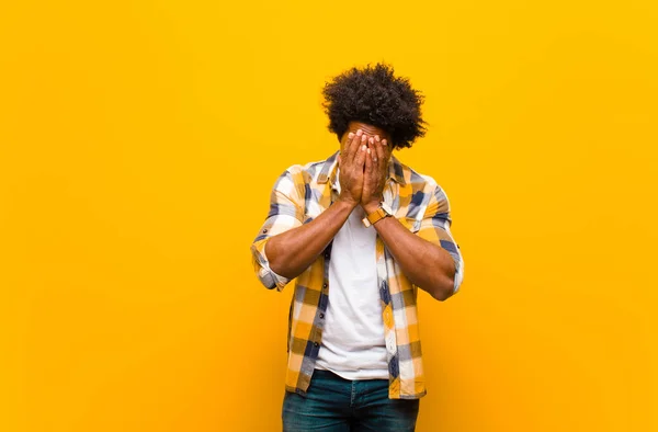 Joven Negro Sintiéndose Triste Frustrado Nervioso Deprimido Cubriendo Cara Con —  Fotos de Stock