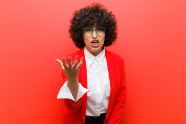 Genç, güzel, afro bir kadın kızgın, sinirli ve sinirli görünüyor. Senin neyin var? 