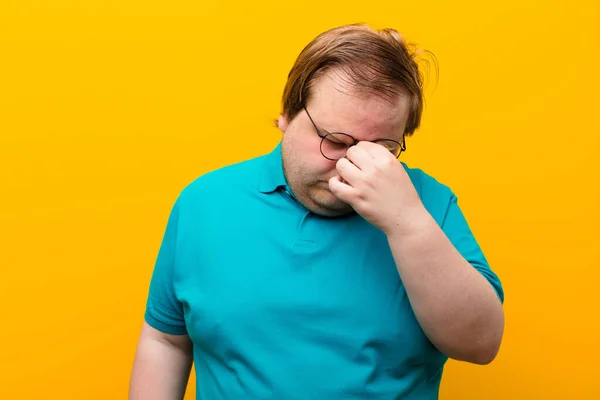 Giovane Uomo Grandi Dimensioni Sensazione Stress Infelice Frustrato Toccare Fronte — Foto Stock