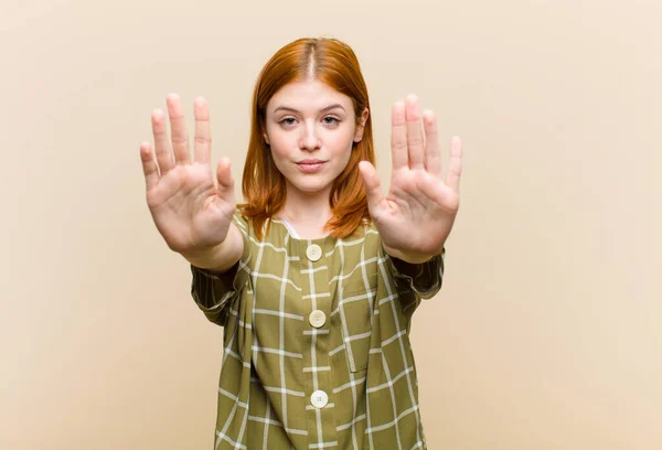 Joven Rojo Cabeza Bonita Mujer Buscando Seria Infeliz Enojado Disgustado — Foto de Stock