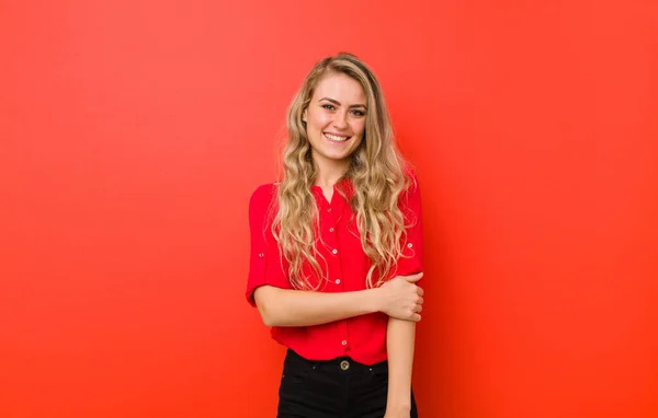 Jonge Blonde Vrouw Lachen Verlegen Vrolijk Met Een Vriendelijke Positieve — Stockfoto
