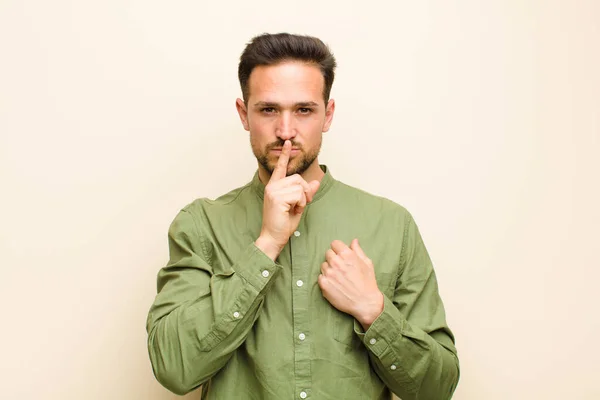 Joven Hombre Guapo Buscando Serio Cruz Con Dedo Presionado Los —  Fotos de Stock