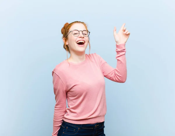 Junge Rothaarige Hübsche Frau Die Sich Wie Ein Glückliches Und — Stockfoto