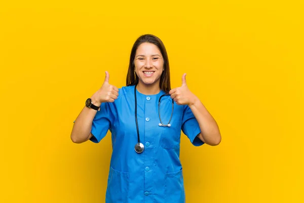 Lächeln Das Großen Und Ganzen Glücklich Positiv Zuversichtlich Und Erfolgreich — Stockfoto