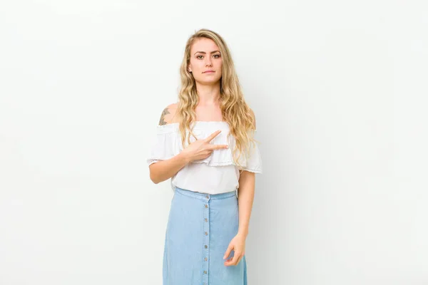 Jovem Loira Sentindo Feliz Positiva Bem Sucedida Com Mão Fazendo — Fotografia de Stock