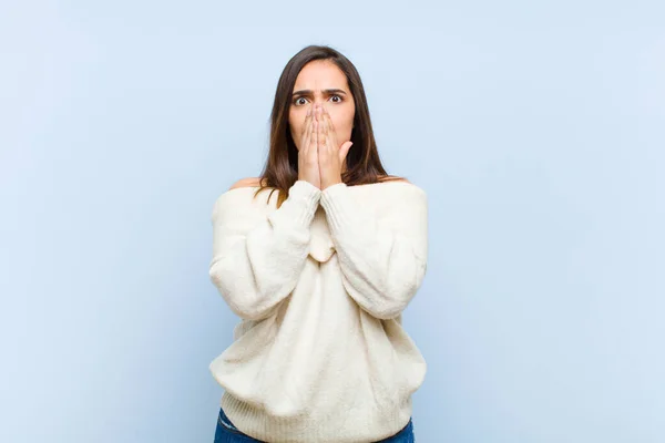 Junge Hübsche Frau Die Sich Besorgt Aufgeregt Und Verängstigt Fühlt — Stockfoto