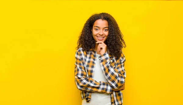 Joven Bastante Africana Americana Mujer Mirando Feliz Sonriendo Con Mano — Foto de Stock