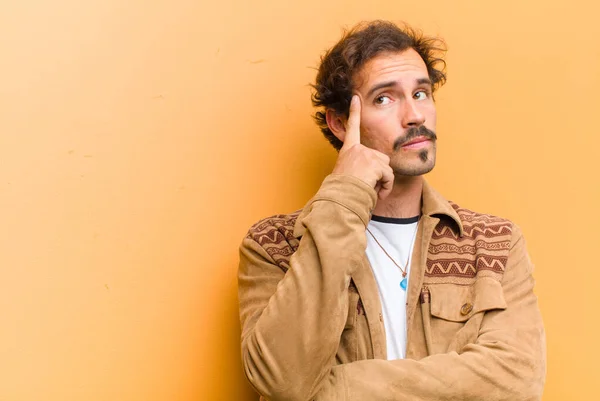 Joven Hombre Guapo Con Una Mirada Concentrada Preguntándose Con Una — Foto de Stock