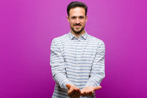 Jonge Knappe Man Glimlachend Vrolijk Met Vriendelijke Zelfverzekerde Positieve Blik — Stockfoto