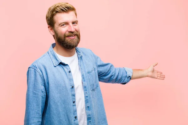 Junger Blonder Erwachsener Mann Der Sich Glücklich Und Fröhlich Fühlt — Stockfoto