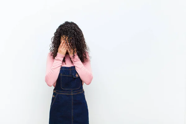 Jovem Bonita Mulher Sentindo Triste Frustrado Nervoso Deprimido Cobrindo Rosto — Fotografia de Stock