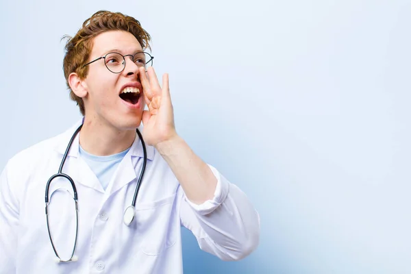 Vista Del Perfil Del Médico Cabecera Roja Joven Mirando Feliz —  Fotos de Stock