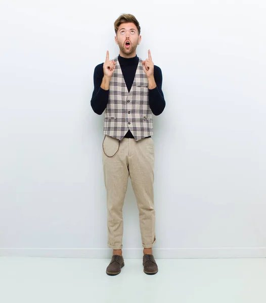 Jeune Homme Plein Corps Sentant Impressionné Bouche Ouverte Pointant Vers — Photo