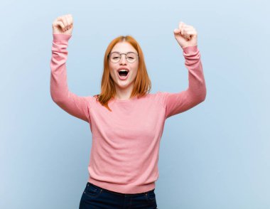 Genç kızıl saçlı güzel kadın inanılmaz bir başarıyı kutluyor. Kazanan gibi, heyecanlı ve mutlu görünüyor. Al bunu.!