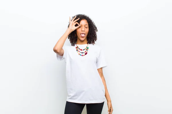 Joven Fresco Africano Americano Mujer Sonriendo Felizmente Con Cara Divertida —  Fotos de Stock