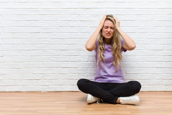 Ung Blond Vacker Kvinna Känner Sig Stressad Och Orolig Deprimerad — Stockfoto