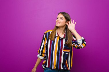 Genç, güzel bir kadın gülümsüyor, tuhaf bir şekilde yan tarafa bakıyor, dedikoduları dinlemeye çalışıyor ya da mor arka plandaki bir sırrı duymaya çalışıyor.