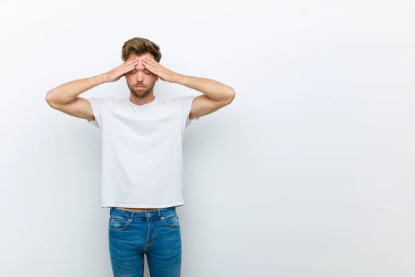 Junger Mann Der Konzentriert Nachdenklich Und Inspiriert Wirkt Brainstorming Betreibt — Stockfoto