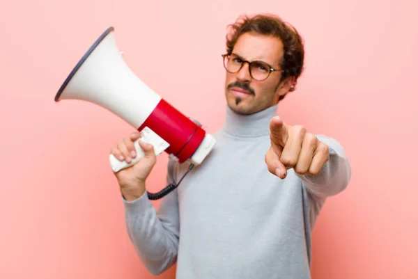 Jonge Knappe Man Met Een Megafoon Tegen Roze Platte Muur — Stockfoto