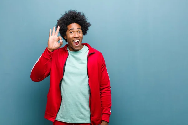 Jovem Homem Esportes Preto Sentindo Bem Sucedido Satisfeito Sorrindo Com — Fotografia de Stock