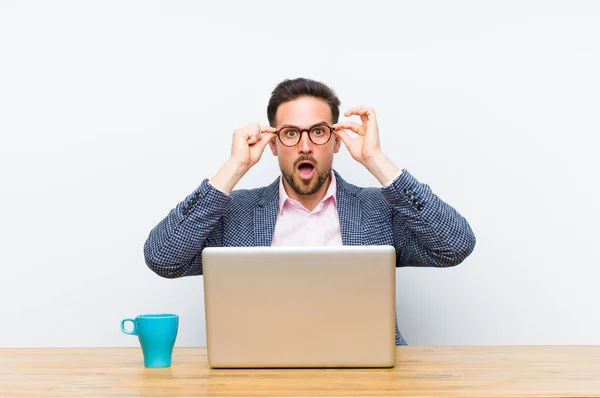 Joven Hombre Negocios Guapo Sentirse Sorprendido Sorprendido Sorprendido Sosteniendo Gafas —  Fotos de Stock