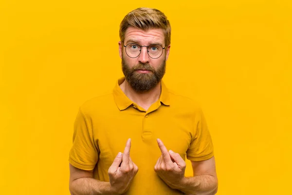 Genç Sarışın Adam Şaşkın Tuhaf Bakışlarıyla Kendini Işaret Ediyor Turuncu — Stok fotoğraf