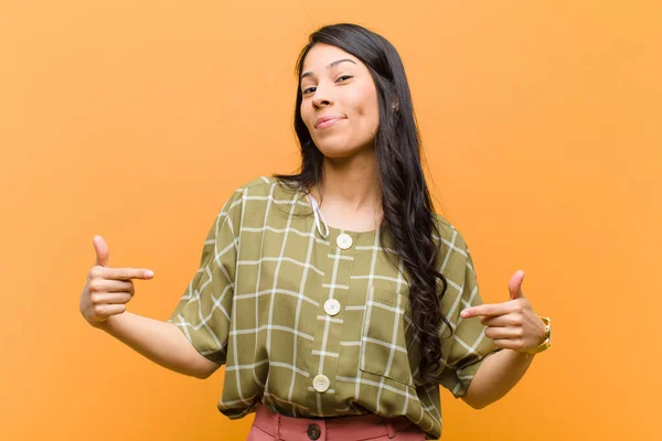 Junge Hübsche Hispanische Frau Die Stolz Arrogant Glücklich Überrascht Und — Stockfoto