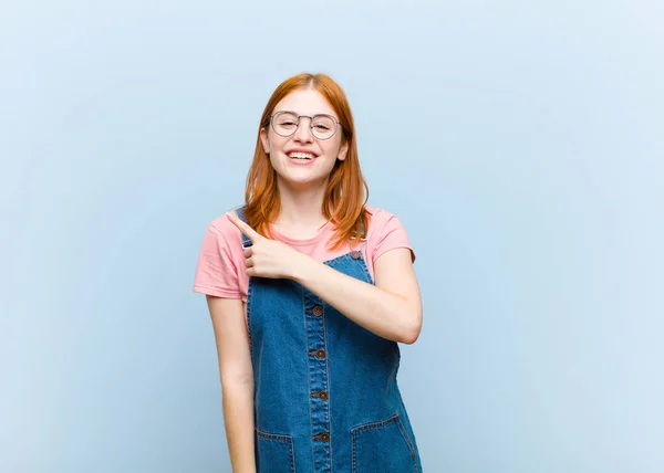 Jong Rood Hoofd Mooi Vrouw Glimlachen Vrolijk Gelukkig Voelen Wijzen — Stockfoto