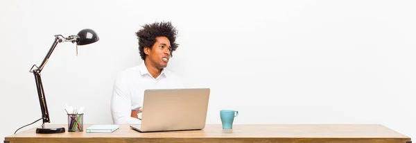 Joven Hombre Negocios Negro Dudando Pensando Mordiendo Labio Sintiéndose Inseguro — Foto de Stock