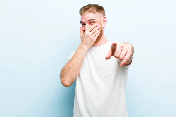 Jonge Rode Hoofd Man Lachen Naar Wijzen Naar Camera Het — Stockfoto