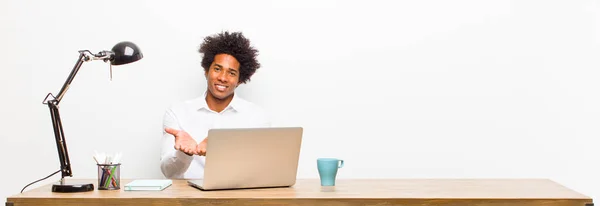Junger Schwarzer Geschäftsmann Lächelt Glücklich Mit Freundlichem Selbstbewusstem Positivem Blick — Stockfoto