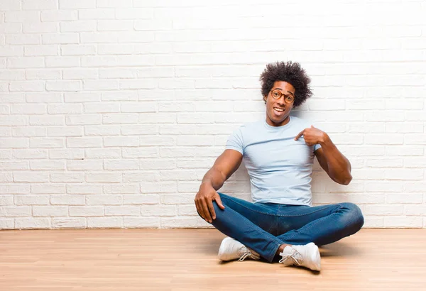 Joven Negro Buscando Feliz Orgulloso Sorprendido Alegremente Apuntando Mismo Sintiéndose —  Fotos de Stock