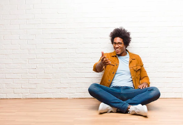 Junger Schwarzer Mann Lächelt Sieht Glücklich Selbstbewusst Und Freundlich Aus — Stockfoto