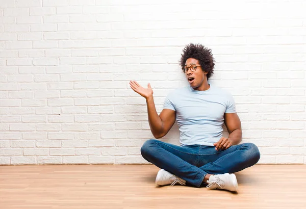 Young Black Man Looking Surprised Shocked Jaw Dropped Holding Object — 图库照片