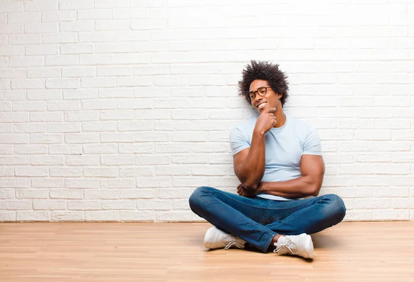 Joven Hombre Negro Sonriendo Con Una Expresión Feliz Segura Con —  Fotos de Stock