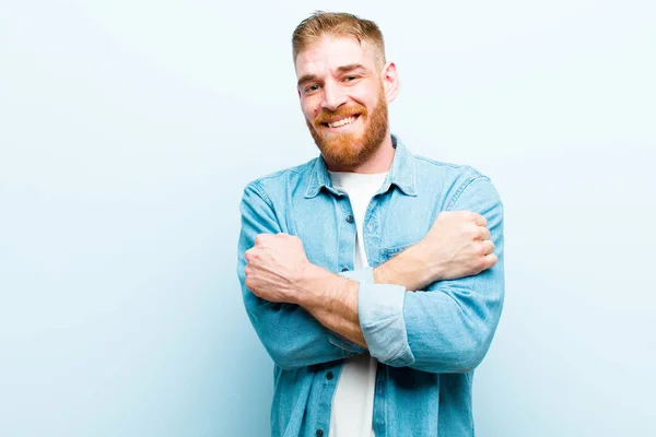 Joven Cabeza Roja Hombre Sonriendo Alegremente Celebrando Con Los Puños —  Fotos de Stock