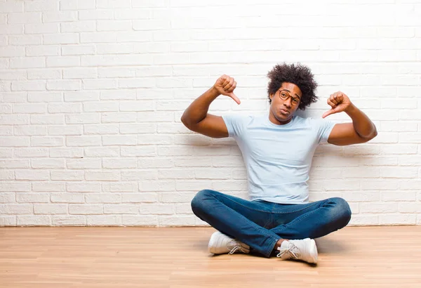 Jeune Homme Noir Regardant Triste Déçu Colère Montrant Pouces Baissés — Photo