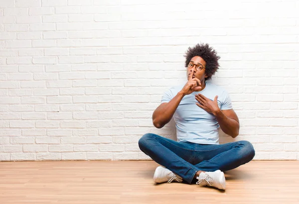 Genç Siyah Adam Ciddi Görünüyor Parmaklarını Dudaklarına Bastırıp Sessizlik Sessizlik — Stok fotoğraf