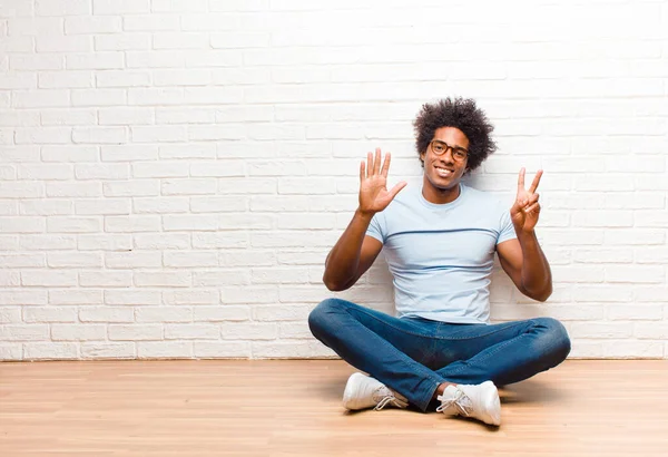 Young Black Man Smiling Looking Friendly Showing Number Seven Seventh — 图库照片