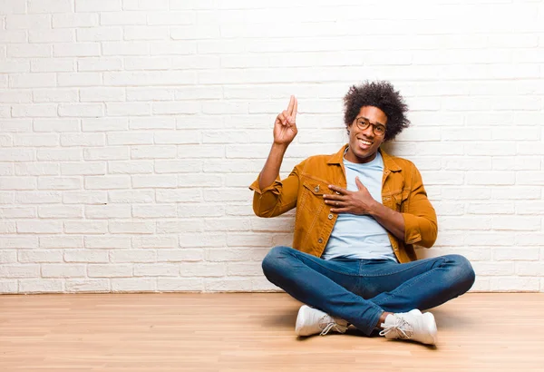 Young Black Man Looking Happy Confident Trustworthy Smiling Showing Victory — ストック写真