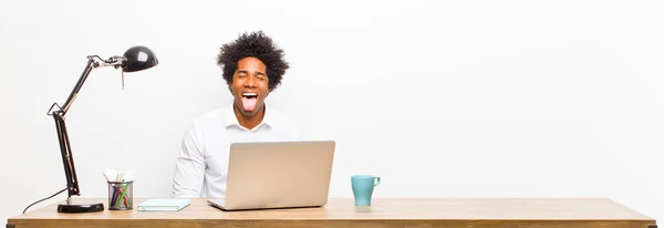 Joven Hombre Negocios Negro Con Actitud Alegre Despreocupada Rebelde Bromeando —  Fotos de Stock